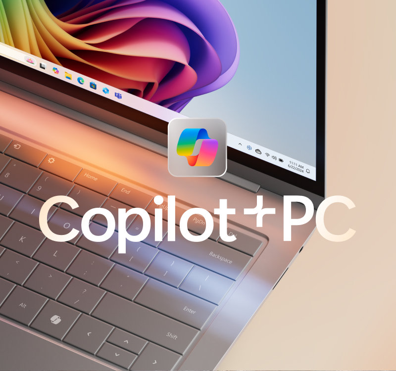 Laptop cu sigla Copilot și model Bloom colorat