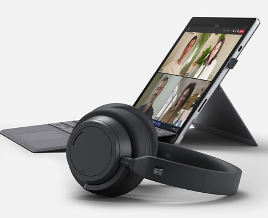 Surface デバイスと手前に置かれた Surface Headphones 2+ のレンダリング