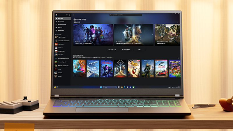 モニターに Game Pass を表示し、キーボードと一緒に机の上に置かれたノート PC