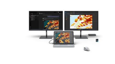 2 面の大きなモニターに接続されている Surface Laptop Studio 2