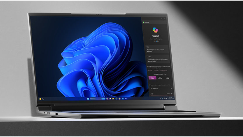 Copilot ウィンドウを備えた Windows 11 Pro のデスクトップを表示したノート PC。