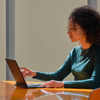 タッチスクリーン PC を使用する女性